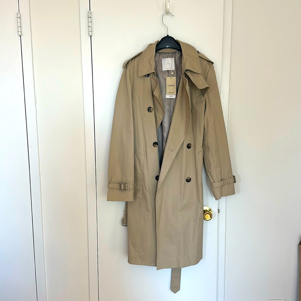 Mango trench never worn with tags 
Size M 
Light khaki color